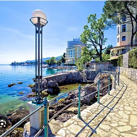 Suzi, Sea View, Free Private Parking Appartement